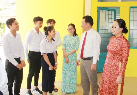 Chủ tịch UBND tỉnh- Lữ Quang Ngời và Phó Chủ tịch UBND tỉnh- Nguyễn Thị Quyên Thanh thăm hỏi tình hình học tập của học sinh Trường PT Dân tộc nội trú.