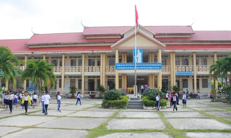 Trường Tiểu học Thạch Thia khang trang đạt chuẩn quốc gia và chuẩn chất lượng giáo dục.