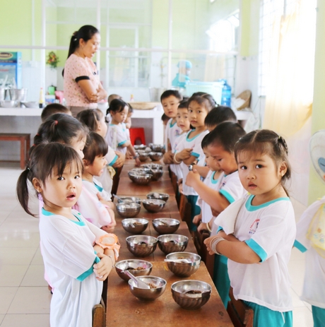 Trẻ em dân tộc được hỗ trợ bữa ăn bán trú, tỷ lệ huy động trẻ 5 tuổi đến trường nhiều năm liền đạt 100%.