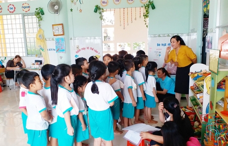 Cô giáo Vinh Thị Cẩm Trinh vừa được công nhận Nhà giáo ưu tú năm 2021.