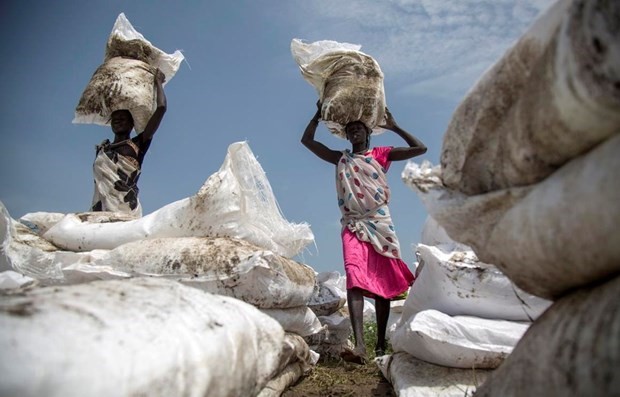 Người dân nhận lương thực cứu trợ tại Jonglei, Nam Sudan. (Ảnh: AFP/TTXVN)