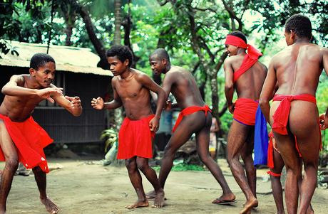 Một nhóm thanh niên bộ lạc Aeta ở làng Pastolan nhảy một vũ điệu truyền thống . (Ảnh: kwekudee-tripdownmemorylane.blogspot)