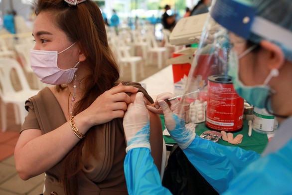 Một người dân Thái Lan được tiêm vắc xin COVID-19 - Ảnh: REUTERS