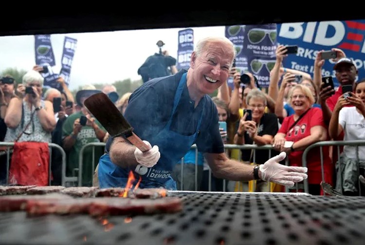 Ông Joe Biden làm thịt nướng khi vận động tranh cử tại Iowa năm 2020. Ảnh: Getty Images