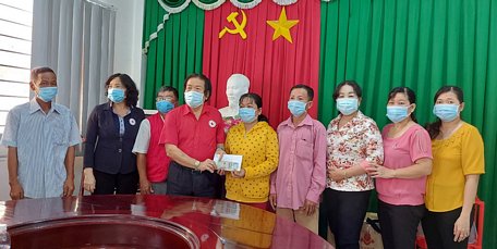 Trao tặng tiền cho hộ gia đình chị Nguyễn Thị Tuyết Lan xây nhà.