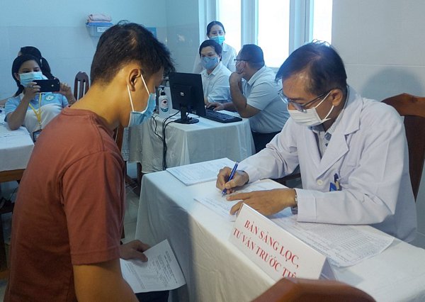 Khám sàng lọc trước khi tiêm vắc xin ngừa COVID-19 tại Bệnh viện Đa khoa tỉnh Vĩnh Long.
