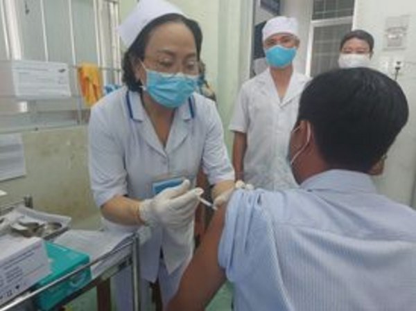Tiêm vắc xin tại Trung tâm Y tế huyện Tam Bình.