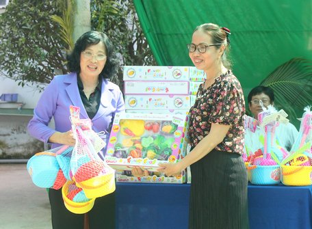 Hội Chữ thập đỏ tỉnh trao quà cho các bé mầm non vùng sâu ở huyện Mang Thít