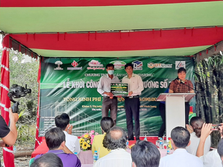 Công ty CP Nhựa Thiếu Niên Tiền Phong trao bảng lô gô tượng trưng 1,7 tỷ đồng cho UBND thị trấn Cái Nhum xây dựng cầu.