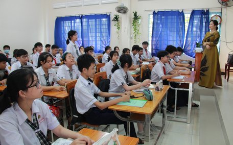 Học sinh lớp 9 Trường THCS Nguyễn Trãi (TP Vĩnh Long) trong giờ ôn tập.