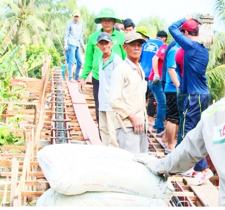 Đông đảo người dân tham gia xây cầu Hai Lai nối liền ấp Phú Thạnh A và Phú Thạnh B. Toàn bộ kinh phí xây cầu đều do nhân dân đóng góp.