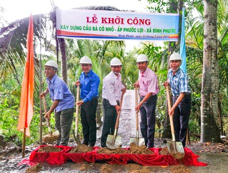 Lãnh đạo Tổ chức Vi mô tài chính CEP Vĩnh Long, Liên đoàn Lao động tỉnh và chính quyền địa phương thực hiện nghi thức động thổ khởi công xây dựng công trình.