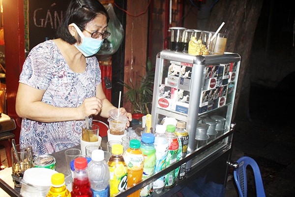 1. Hơn 30 năm qua, cô Ba Ngọc (chủ quán cà phê “cóc” trên đường Hưng Đạo Vương, P.Trung Dũng) đều mở cửa bán cà phê từ 4 giờ. Mỗi buổi sáng cô chỉ bán vài chục ly cho khách quen nên lãi chừng 200 ngàn đồng