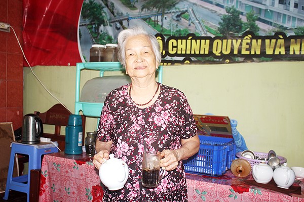 3. Bà Ba Phạm (84 tuổi, ngụ hẻm 323, KP.2, P.Trung Dũng) với hơn 60 năm bán cà phê “cóc” tại nhà.