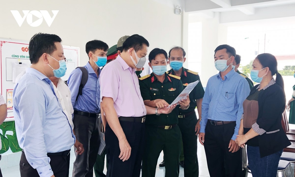 Ông Dương Tấn Hiển (áo sơ mi tím) nghe trình bày phương án tại các khu cách ly tập trung thuộc quận Cái Răng