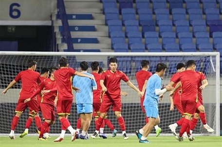 Đội tuyển Việt Nam khởi động trên sân Al Maktoum, Dubai, tối 6/6/2021. (Ảnh: Hoàng Linh/TTXVN)