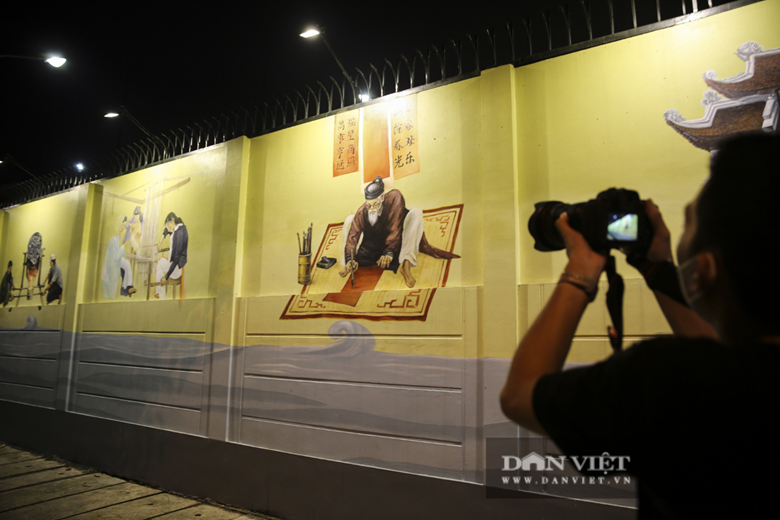 Hàng trăm chiếc đèn lồng và tranh bích họa phố cổ Hà Nội cũng thu hút nhiều nhiếp ảnh gia tới sáng tác.