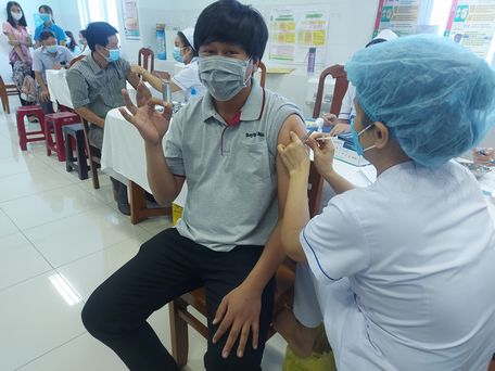 Phóng viên Báo Vĩnh Long được tiêm vắc xin ngừa COVID-19, ngày 10/6/2021, tại Bệnh viện Đa khoa tỉnh Vĩnh Long. Ảnh: Thúy Quyên