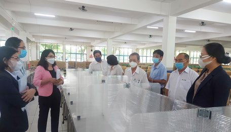 Phó Chủ tịch UBND tỉnh Nguyễn Thị Quyên Thanh (bìa phải) kiểm tra tại KCN Hoà Phú.  