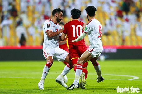 Pha phạm lỗi rõ ràng của cầu thủ UAE đối với Công Phượng, nhưng trọng tài Iraq đã bỏ qua.Ảnh: TTO