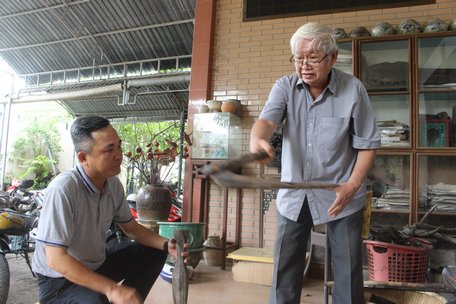 Tìm hiểu về nông cụ xưa với nhà nghiên cứu Trương Ngọc Tường (phải).