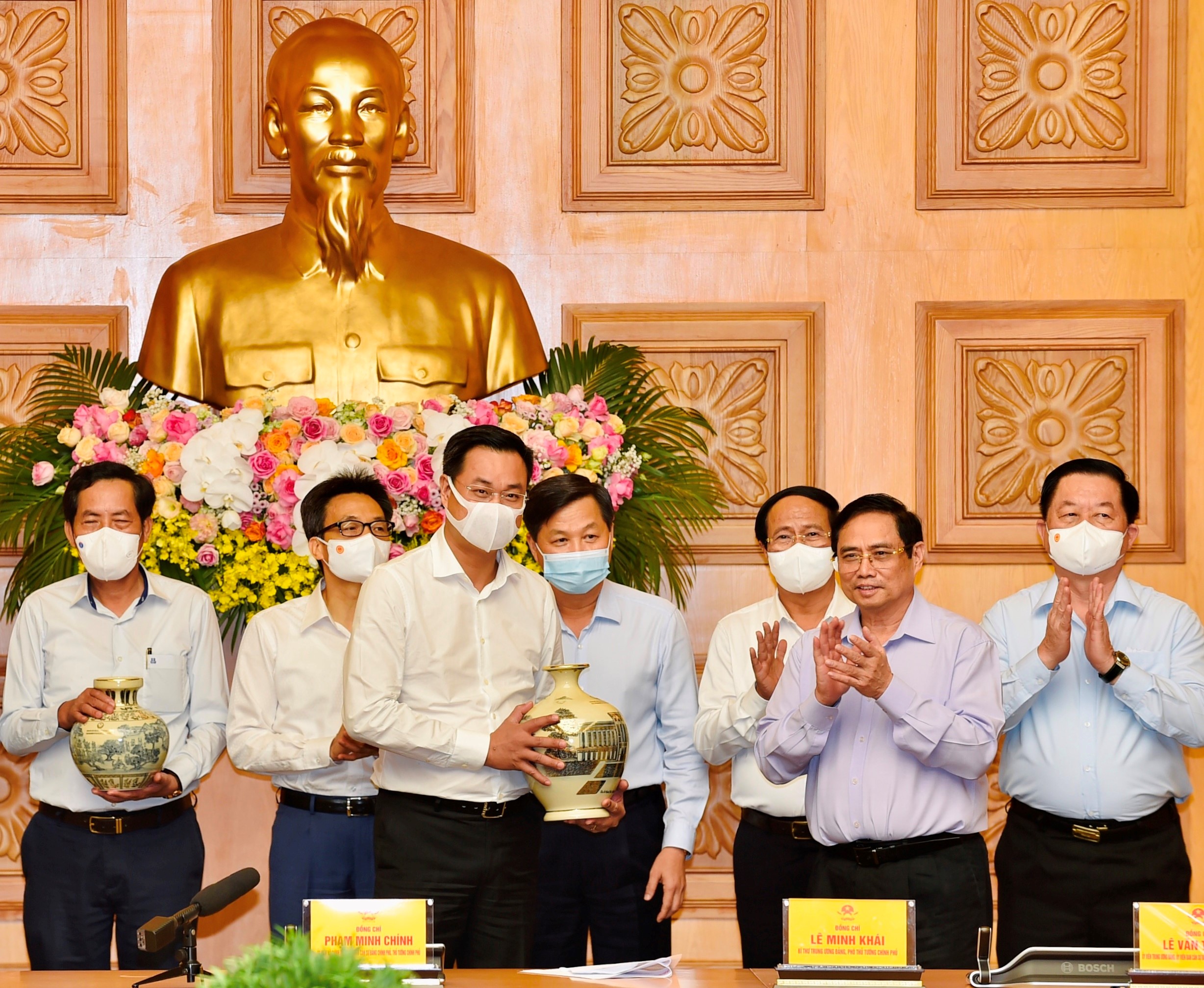 Thủ tướng Phạm Minh Chính trao quà tặng các cơ quan báo chí tại cuộc gặp mặt. - Ảnh: VGP/Nhật Bắc