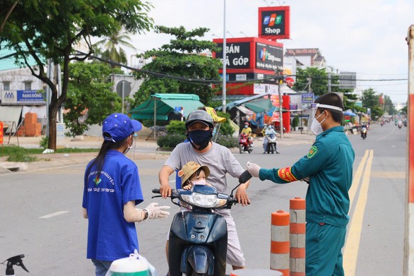 Chốt chặn trên đường Hồ Học Lãm, quận Bình Tân sáng 20-6 - Ảnh: CHÂU TUẤN