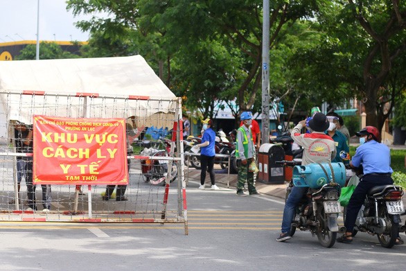 Tại quận Bình Tân có 37 chốt chặn - Ảnh: CHÂU TUẤN