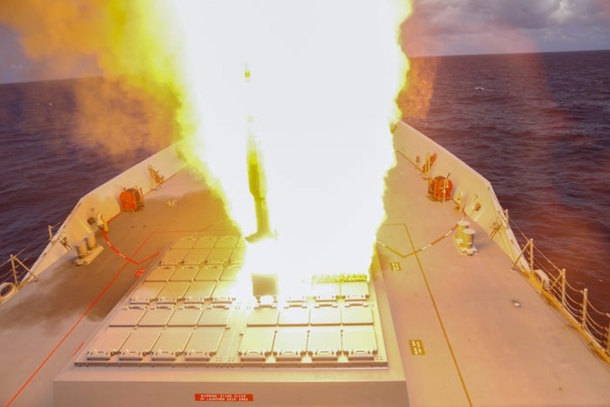 Tàu khu trục HMAS Hobar của Hải quân Australia phóng tên lửa SM-2 gần Hawaii trong một cuộc tập trận ngày 24/8/2020. Ảnh: Hải quân Hoàng gia Australia.