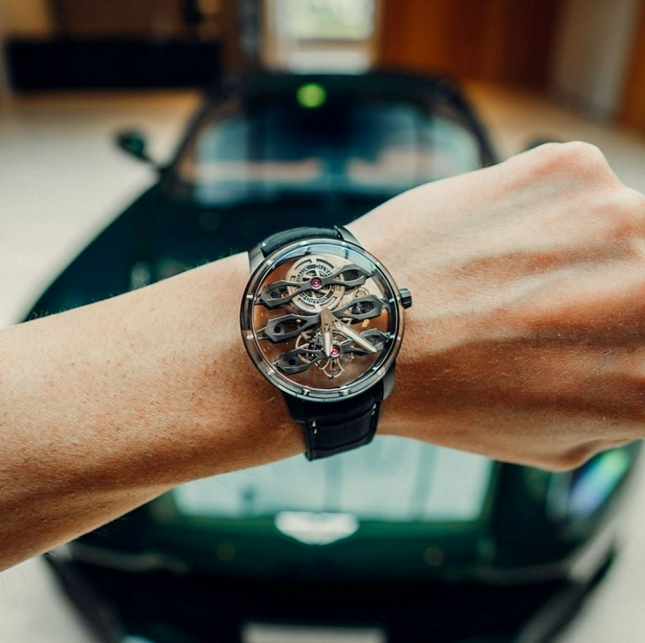 Mẫu đồng hồ này là kết quả của sự hợp tác giữa hãng xe Anh và nhà sản xuất đồng hồ Thụy Sĩ. Được chế tạo từ titan cấp 5, trang bị vỏ 44mm được làm từ dạng carbon giống kim cương.