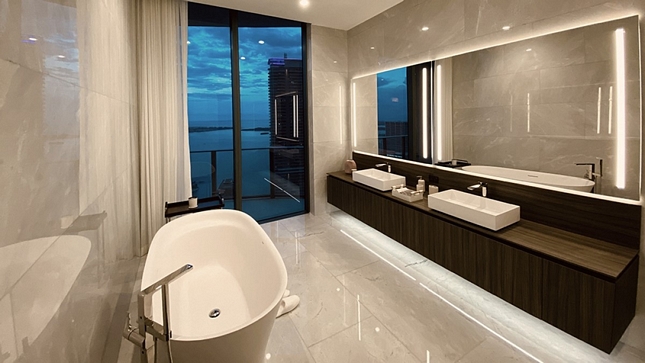 Phòng tắm với khung cảnh bờ biển./.