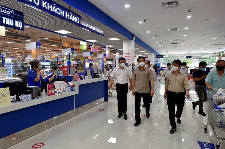 Phó Thủ tướng Vũ Đức Đam kiểm tra công tác phòng chống dịch tại siêu thị Coop mart tại quận Tân Bình. Ảnh: VGP/Đình Nam