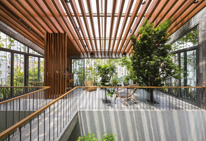 Nằm trong một khu dân cư mới ở TPHCM, căn nhà được thiết kế hòa hợp với thiên nhiên bằng cách đưa cây cối vào trồng trực tiếp ở không gian bên trong với mật độ không quá dày, tạo cảm giác xanh mát mà vẫn thoáng đãng.