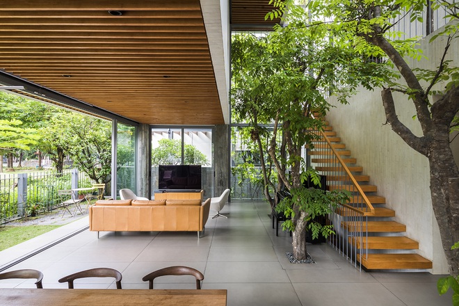 Ở tầng trệt, khoảng trống được dùng để làm phòng khách và mở ra sân vườn, còn ở tầng cao nhất, nó được dùng để làm phòng gia đình với cây xanh được trồng xung quanh.