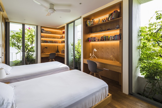 Các không gian riêng như phòng ngủ vẫn đảm bảo được sự riêng tư với cây cối được trồng ở ban công hoặc cửa sổ, nhằm cản ánh nắng trực tiếp, làm dịu gió vào và giúp không gian bên trong 