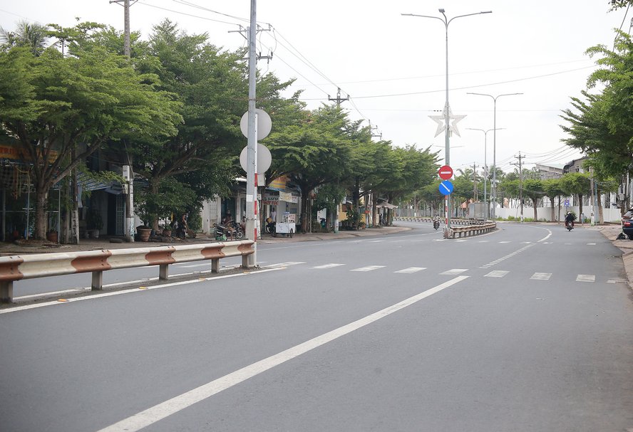 Đường Phạm Hùng (Phường 9- TP Vĩnh Long) lưa thưa vài xe gắn máy.