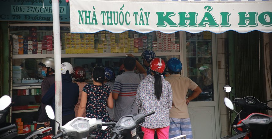 Vẫn còn khá nhiều người tranh thủ mua thuốc tại một nhà thuốc ở TP Vĩnh Long.