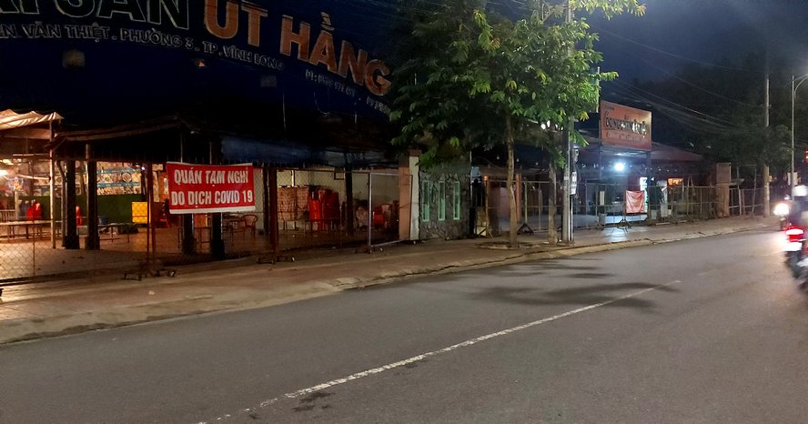 Đường Nguyễn Văn Thiệt, hàng đêm nhộn nhịp với những những cửa hàng ăn uống, cà phê, karaoke... nhưng đêm nay hầu hết đóng cửa, không gian im ắng.