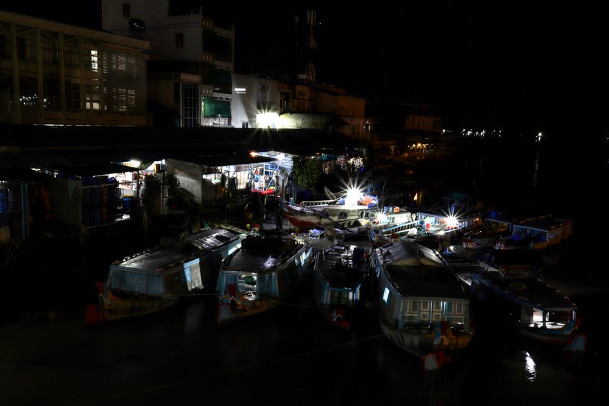 Bến chợ cá không còn nhộn nhịp về đêm.