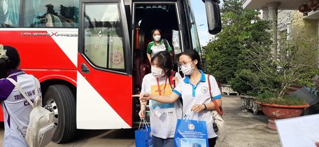 98 cán bộ, sinh viên Trường ĐH Y dược Cần Thơ chi viện giúp Vĩnh Long dập dịch tại ổ dịch KCN Hòa Phú.