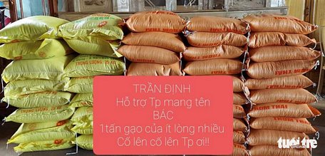 Một người dân gửi tặng 1 tấn gạo cho người dân Sài Gòn - Ảnh: NGUYỄN THÚY