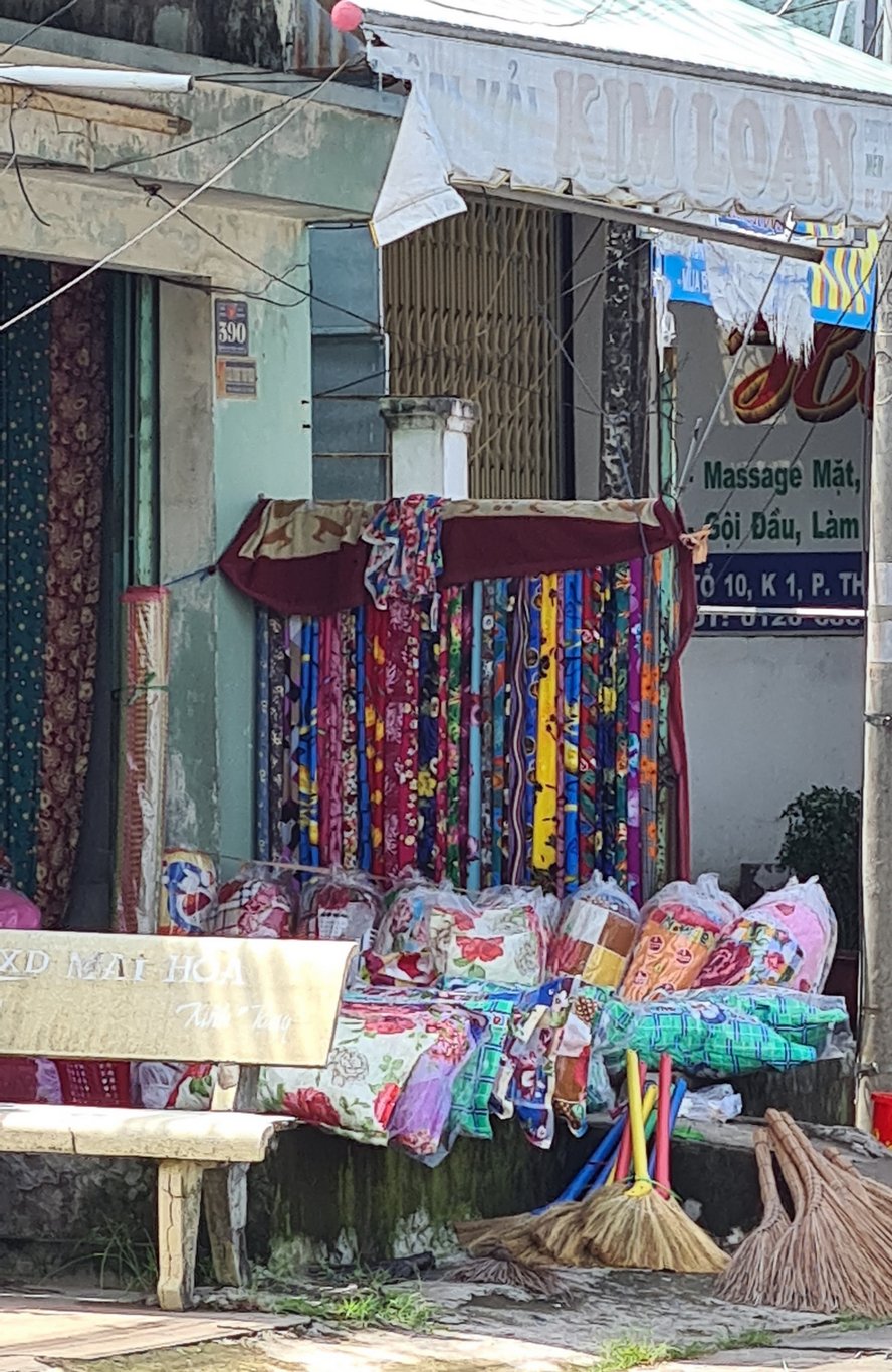    Bên cạnh, một số mặt hàng không thiết yếu vẫn mở cửa bán như tiệm vải, gối,… gần UBND phường Thành Phước 