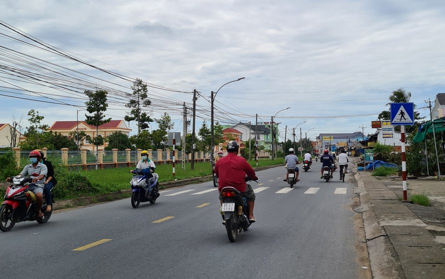  Tuy nhiên, bước sang ngày thứ 4 giãn cách, phóng viên ghi nhận vào lúc 10 giờ sáng 16/7/2021 tại khóm Đông Bình A, phường Đông Thuận đã có nhiều người ra đường và không giữ khoảng cách 