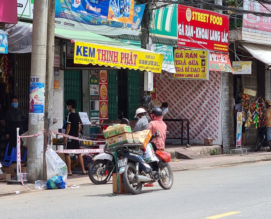 và một số cửa hàng tạp hóa gần chợ Bình Minh có đông người mua nhưng không giữ khoảng cách an toàn trong phòng dịch