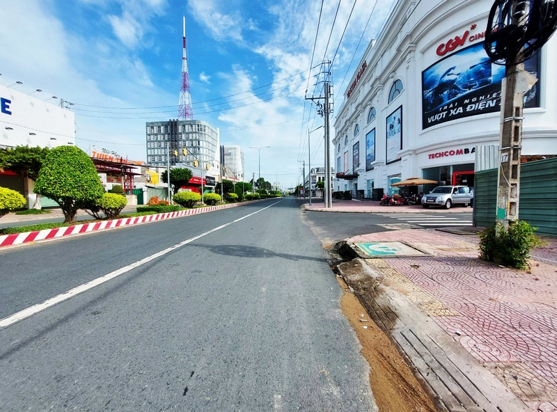 Đường Phạm Thái Bường với trung tâm mua sắm hiện đại trở nên vắng lặng, nhiều cửa hiệu thời trang đã đóng cửa im ỉm.