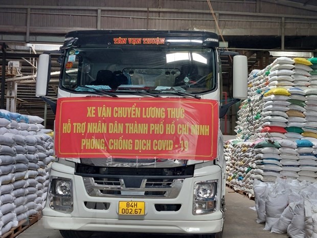 Chuyến xe vận chuyển lương thực ủng hộ Thành phố Hồ Chí Minh. (Ảnh: Thanh Hòa/TTXVN)