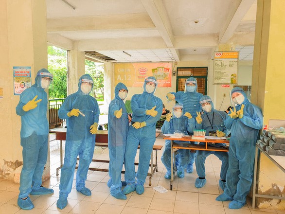 Các y bác sĩ trẻ chụp hình lưu niệm tại khu cách ly mà Thanh Hào công tác mùa hè 2021 - Ảnh: T.HÀO