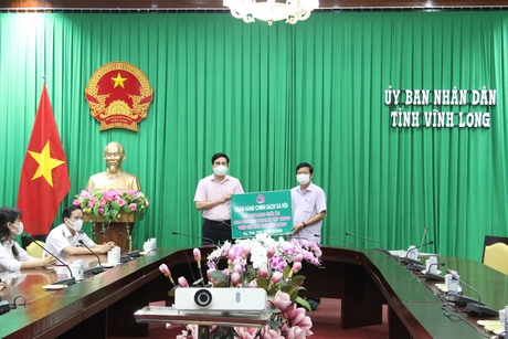 Chủ tịch Mặt trận Tổ quốc Việt Nam tỉnh Hồ Văn Huân nhận 8.000 suất ăn từ  Ngân hàng Chính sách Xã hội để hỗ trợ cho các khu cách ly.