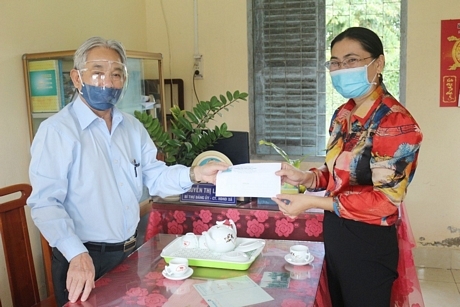 PGS.TS Lương Minh Cừ- Hiệu trưởng Trường ĐH Cửu Long trao tiền hỗ trợ cho UBND xã Phú Quới.