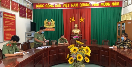 Phòng An ninh chính trị nội bộ tổ chức tống đạt quyết định xử phạt vi phạm hành chính đối với Nguyễn Văn Nhựt.